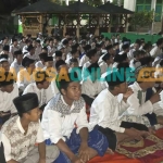 Santri di Gresik ketika membaca sholawat nariyah dalam rangka memperingati HSN 2023. Foto: SYUHUD/BANGSAONLINE
