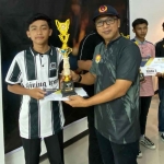 Ketua POBSI Magetan saat menyerahkan piala kepada pemenang