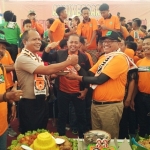 Wakapolres Pasuruan Kompol Supriyono saat memberikan potongan tumpeng pertama kepada manajer Persekabpas H. Suryono Pane.