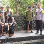 Prosesi pengambilan air di salah satu sumber air di Kabupaten Kediri. Foto: Ist 