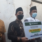 Gus Barra bersama relawan ASC Foundation memberikan bantuan langsung kepada ratusan keluarga korban meninggal akibat Covid-19 dan memberikan bantuan keuangan kepada rumah rusak warga tidak mampu, Jumat (3/9/2021). (foto: ist)