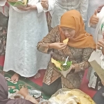 Khofifah saat mencicipi Semanggi Suroboyo.