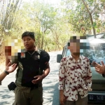 Petugas Satpol PP saat menggerebek mobil bergoyang di kawasan Gunung Klotok Kota Kediri.