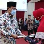 Wali Kota Pasuruan Saifullah Yusuf memberikan SK PNS kepada salah satu aparatur sipil negara (ASN) yang dikukuhkan.
