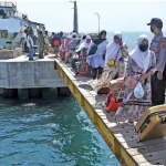 Sejumlah santri asal Pulau Madura saat kembali ke sejumlah pondok pesantren di Situbondo usai libur lebaran. foto: mursidi/ bangsaonline.com