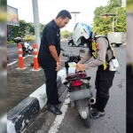 Polisi saat menegur pengendara yang melanggar aturan.