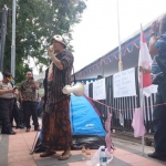 Aksi massa saat demo di depan kantor PDAM Jember.