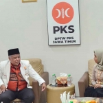 Ketua DPW PKS Jatim, Irwan Setiawan, saat berbincang dengan Ika Puspitasari atau yang akrab disapa Ning Ita sebagai calon wali kota di Pilwali Mojokerto 2024. Foto: Ist