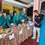 Kades Boboh Abdul Madjid dan Ketua PKK Umi Kholifah saat menjadi juri lomba sajian makan sehat. FOTO: ist.