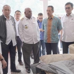 Deputi Bidang Pertambangan dan Industri Strategis Kementerian BUMN, Fajar Harry Sampurno didampingi Bupati Puncak Jaya Henock Ibo bersama Direktur Pemasaran dan Supply Chain Semen Indonesia Ahyanizzaman saat meninjau kesiapan toko pengecer semen yang ada di Kabupaten Puncak Jaya dan Wamena. 