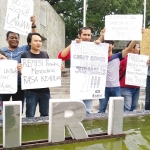 AJI Kediri menggelar aksi di Memorial Park di depan areal Taman Makam Pahlawan (TMP) Joyoboyo di Jalan Pahlawan Kusuma Bangsa Kota Kediri, Jumat (25/1).