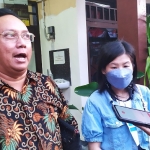 
Diana Soewito bersama kuasa hukumnya, Andri Rohmad Martanto usai proses mediasi.