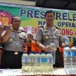 Kapolres Ponorogo AKBP Iwan Kurniawan Beserta Jajaranya Menunjukan Barang Bukti Dan Para Tersagka Yang Terjaring Dalam Operasi Pekat Katong 2015. (Prihantoro/BangsaOnline.com)