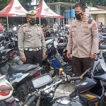 Kapolresta Sidoarjo Kombes Pol Kusumo Wahyu Bintoro saat meninjau ratusan motor yang disita saat razia balap liar.