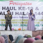 Wabup Bu Min memberikan sambutan saat menghadiri Haul ke-19 Desa Jatirembe, Kecamatan Benjeng. foto: SYUHUD/ BANGSAONLINE