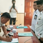  KH Mahmud di sela-sela memimpin rapat di RKP. foto: YUNIARDI S/ BANGSAONLINE