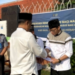 Penyerahan secara simbolis remisi khusus pada WBP oleh Kepala Rutan Magetan.