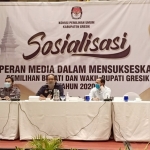 Dari kiri: Divisi Sosdiklih Parmas dan SDM KPU Gresik Makmun, Divisi Sosdiklih dan Parmas KPU Jatim Gogot Cahyo Baskoro, dan Ketua KWG M. Syuhud Almanfaluty. foto: ist.