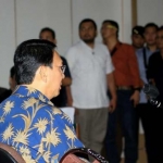 Ahok mendengarkan pertanyaan hakim saat menjalani sidang lanjutan. foto: Merdeka.com