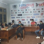 Para awak media yang tergabung dalam PWI Mojokerto ketika merumuskan pembukaan Posko Pengaduan Covid 19. foto: YUDI EP/ BANGSAONLINE