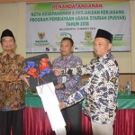 Penyerahan simbolis kunci sepeda motor sebagai bantuan operasional dari BPRS untuk Baznas Kota Mojokerto. 