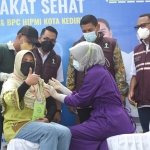 Wali Kota Kediri Abdullah Abu Bakar (berdiri nomor 2 dari kanan) didampingi Ketua Umum Badan Pengurus Cabang Hipmi Kota Kediri Alvian Dwi Guntara Putra saat meninjau pelaksanaan vaksinasi di Hutan Joyoboyo, Kota Kediri. foto: ist.