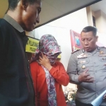 Tersangka Ana saat diamankan di Mapolsek Kota Sidoarjo, Selasa (12/9).