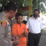 Salah satu tersangka curanmor saat dimintai keterangan oleh Kapolres Bangkalan, AKBP Febri Ismanjaya.