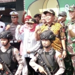 Bupati Fadeli dan Wabup Kartika foto bersama para petugas usai sidak pos pengamanan.