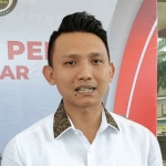 Kasatreskrim Polres Blitar, AKP Febby Pahlevi Rizal, saat memberi keterangan terkait penganiayaan santri.