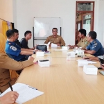 Saat rapat kordinasi terkait reklamasi Pantai Tlanakan di DLH Pamekasan.