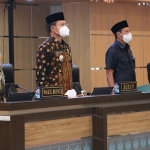 Bupati Lamongan Yuhronur Efendi bersama Wabup Abdul Rouf menghadiri dan mendengarkan penyampaian Pandangan Umum Fraksi-Fraksi terhadap Nota Keuangan Bupati tentang Perubahan Anggaran Pendapatan dan Belanja Daerah (APBD) Kabupaten Lamongan Tahun 2021 di Ruang Rapat Paripurna DPRD, Selasa (24/8/2021). (foto: ist)