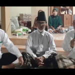 Kiai Asep saat memimpin doa tahlil di rumah sahabatnya.