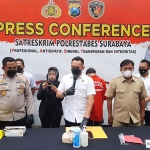 Satreskrim Polrestabes Surabaya saat konferensi pers terkait pencabulan gadis di bawah umur.