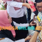 Petugas saat mengecek parcel yang dijual di Jalan Brawijaya, Kota Kediri. Foto: MUJI HARJITA/BANGSAONLINE