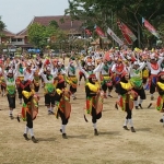 Sebanyak 489 siswa dilibatkan dalam tari kolosal Topeng Gettak yang berkolaborasi dengan tari Reog Ponorogo dalam rangka peringatan Hari Jadi Pamekasan ke-489.