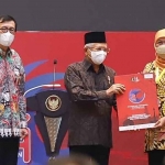 Gubernur Khofifah saat menerima penghargaan sebagai Pembina Pemerintah Daerah baik Kabupaten/Kota Peduli Hak Asasi Manusia dari Kemenkumham.