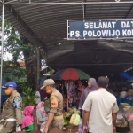 Suasana di Pasar Tradisional Kolpajung, Pamekasan. Pasar ini tetap ramai, seakan tak terpengaruh wabah Covid-19.