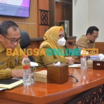 Wakil Bupati Gresik, Aminatun Habibah (tengah), saat pemimpin Rakor Akselerasi Penghapusan Kemiskinan Ekstrem. Foto: SYUHUD/BANGSAONLINE