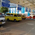 Deretan angkutan kota di Terminal Kota Batu menunggu penumpang.