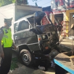 Mobil box yang terlibat kecelakaan sedang dievakuasi petugas.