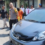 Kapolres Ngawi menunjukkan barang bukti mobil Honda Brio hasil sitaan leasing yang diberikan kepada korban.