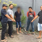 Pelaku S (tengah) diamankan anggoto Polsek kota Lumajang dibantu Buser Satreskrim Polres Lumajang.