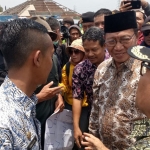 Bupati Tuban Fathul Hudan dan Wabup Noor Nahar Hussein saat menemui puluhan user atau pemilik los, kios, dan toko di Pasar Besar Tuban (PBT) yang melakukan aksi unjuk rasa di depan lokasi proyek revitalisasi PBT.