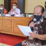 Khoirudin, Modin Kelurahan Bujel Kecamatan Mojoroto, Kota Kediri, saat membacakan surat pernyataan permintaan maaf di hadapan warga dan tiga pilar Kelurahan Bujel di kantor kelurahan setempat, Rabu (1/9). foto: MUJI HARJITA/ BANGSAONLINE