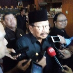 Soekarwo memberi keterangan pers usai sidang paripurna DPRD Jatim. foto: M DIDI ROSADI/ BANGSAONLINE