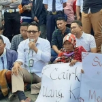 Pimpinan BRI Imam Syafii saat menemui para pendemo.