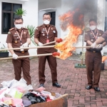 Suasana ketika pemusnahan ribuan barang bukti dari 105 perkara oleh Kejari Nganjuk.