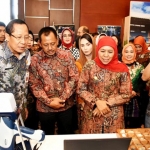 Gubernur Jatim, Khofifah Indar Parawansa bersama Sekdaprov, Heru Tjahjono melihat alat uji mineral "Misari" di stan Dinas ESDM Jatim di Jatim Fair 2019. foto: ist