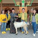 Wongso Negoro (empat dari kanan) saat menyerahkan kambing kurban di Masjid Thoriqul Jannah Dusun Bongsowetan. Foto: Ist.